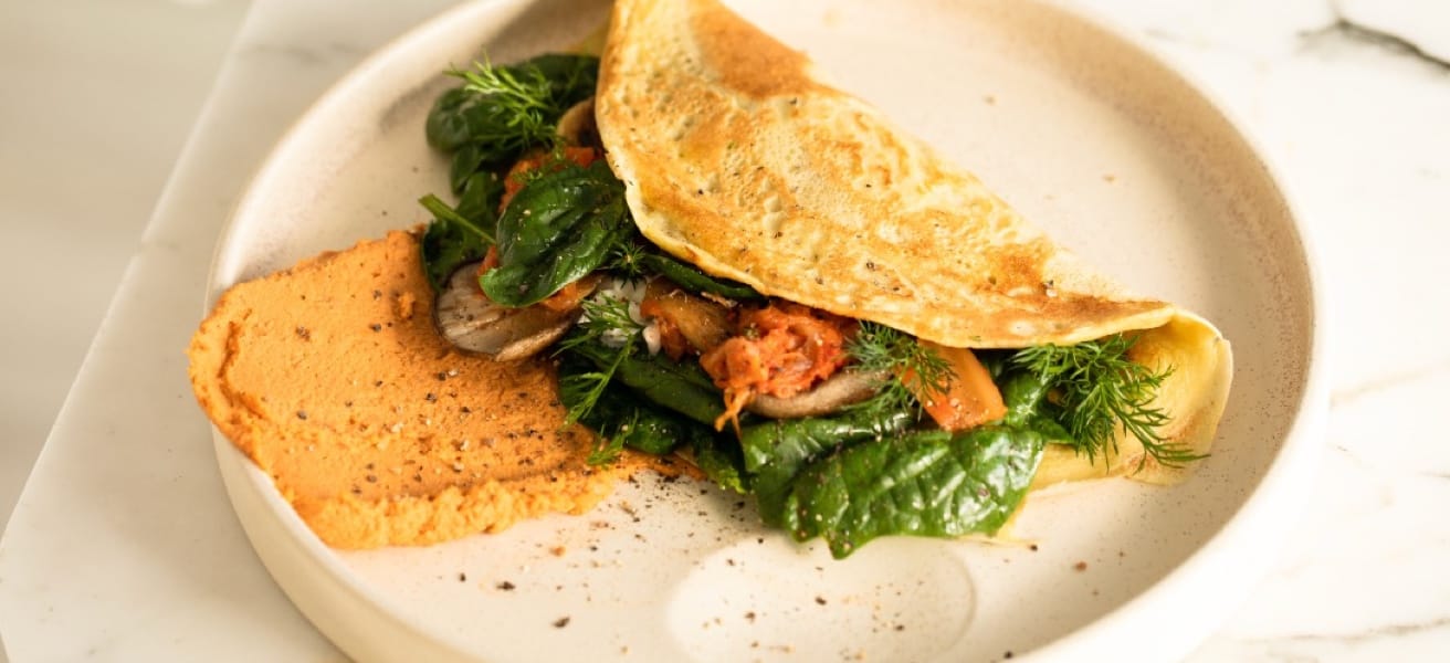 Omelette su piatto bianco